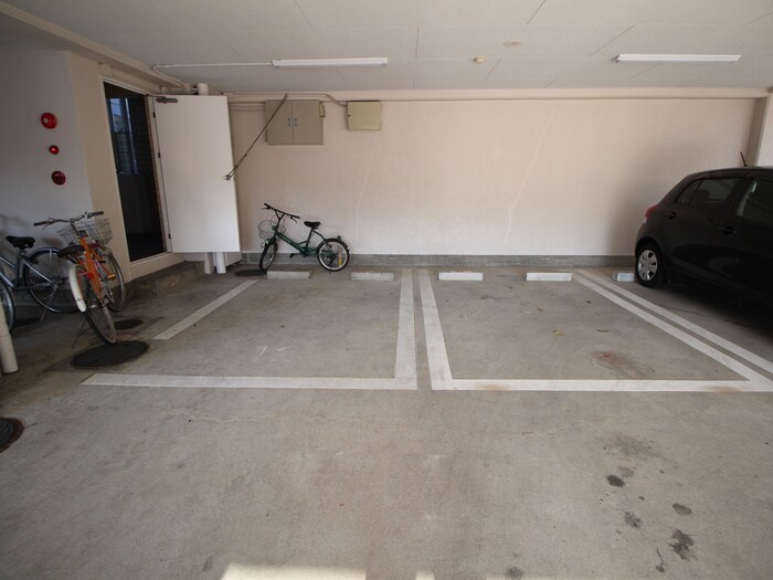 物件外観写真6　(駐車場)