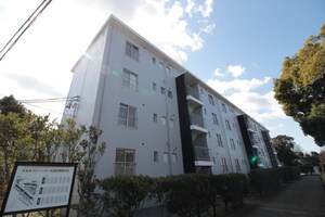 なるみグリーンコーポ６号棟外観写真