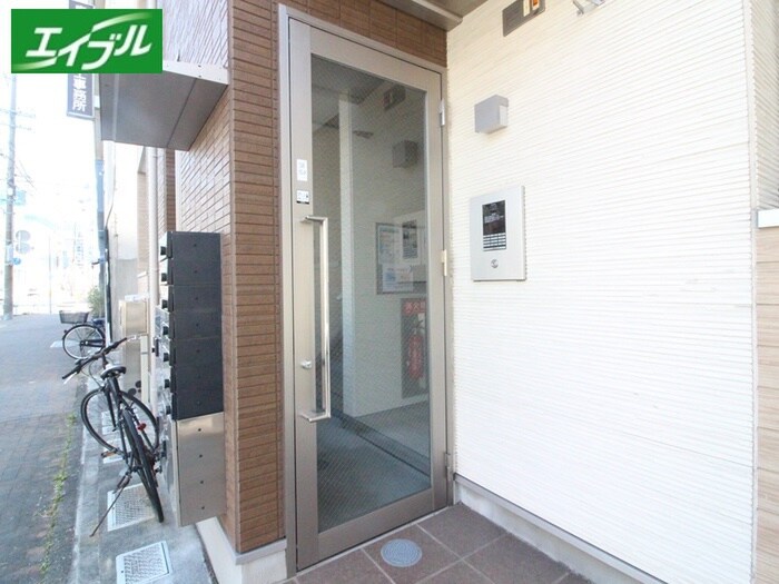 物件外観写真2　(エントランス部分)