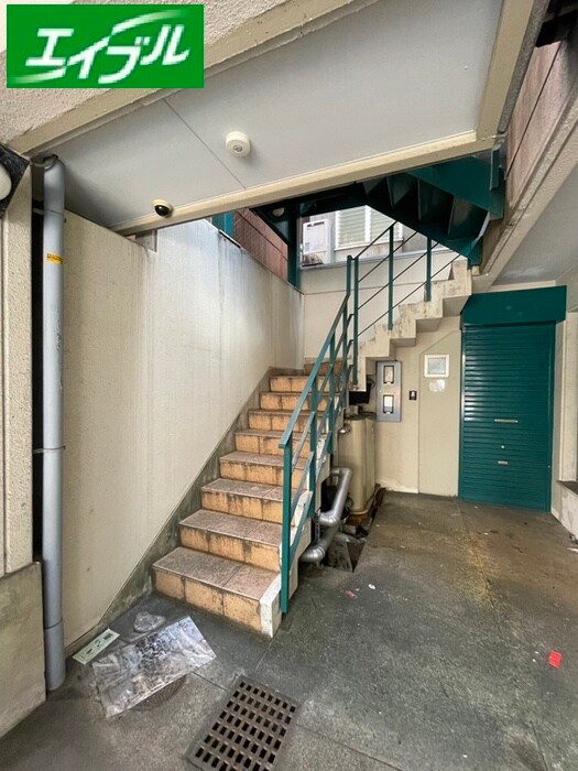 物件外観写真2　(エントランス部分)