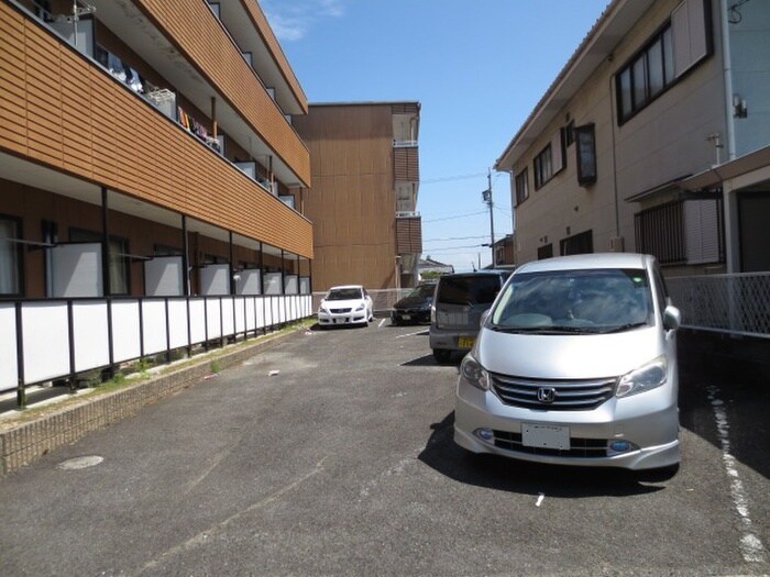物件外観写真2　(駐車場)