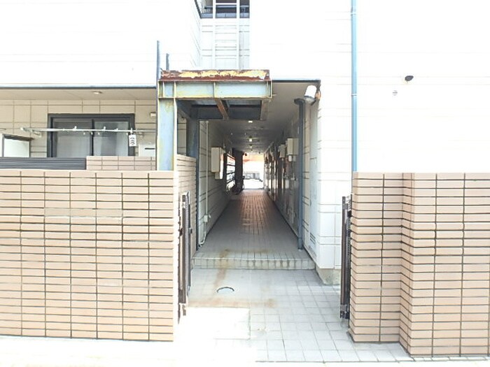 物件外観写真3　(エントランス部分)