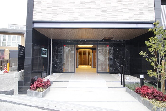 物件外観写真4　(エントランス部分)