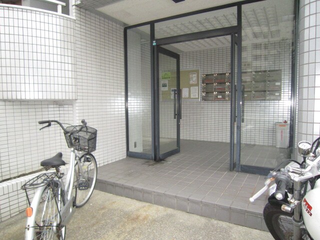 物件外観写真2　(エントランス部分)