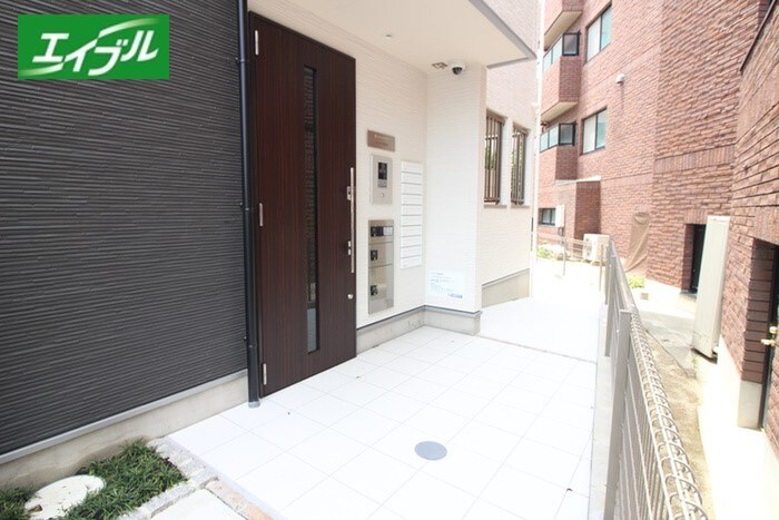 物件外観写真2　(エントランス部分)