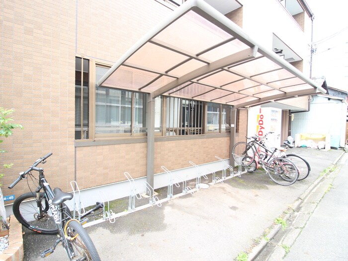 物件外観写真2　(駐輪場)