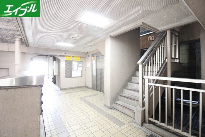 物件外観写真2　(エントランス部分)