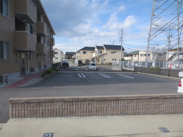 物件外観写真4　(駐車場)