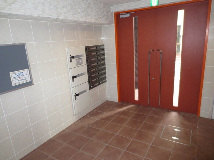 物件外観写真2　(エントランス部分)