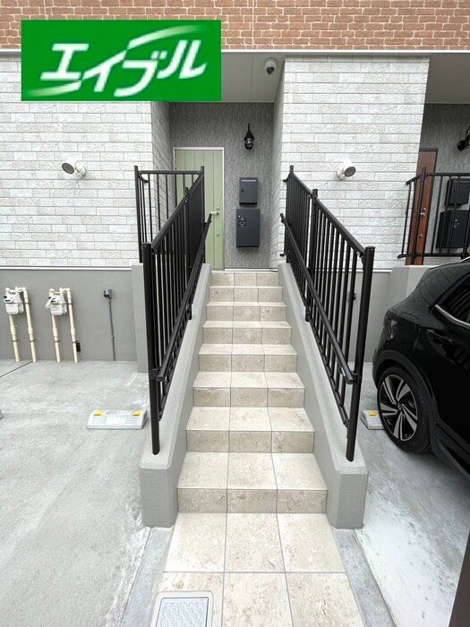 物件外観写真4　(エントランス部分)