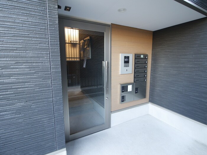 物件外観写真2　(エントランス部分)