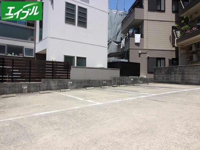 物件外観写真6　(駐車場)