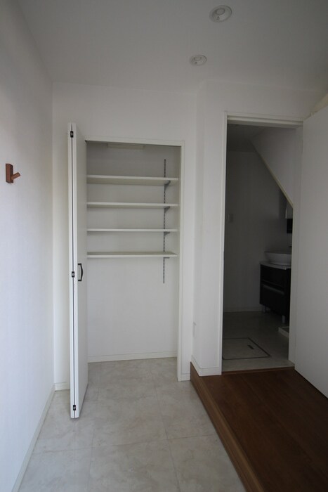 物件内観写真5　(玄関)