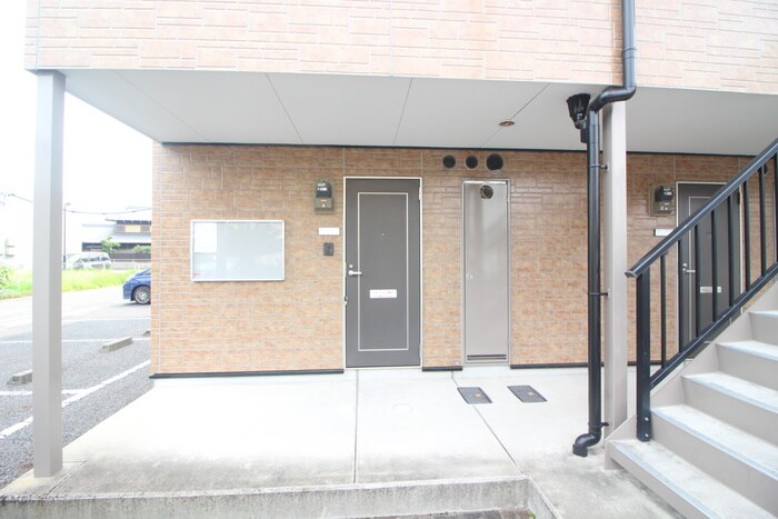 物件外観写真3　(エントランス部分)