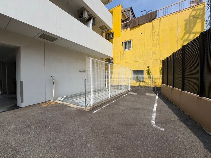 物件外観写真5　(駐車場)