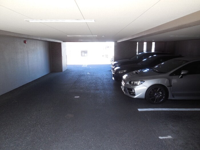 物件外観写真3　(駐車場)