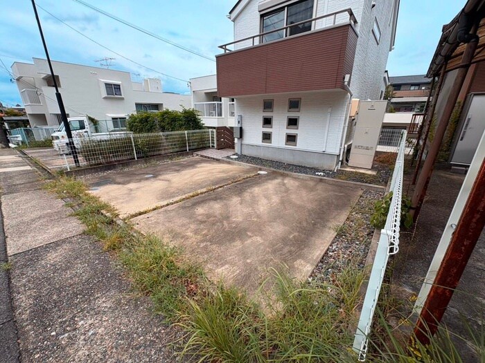 物件外観写真2　(駐車場)