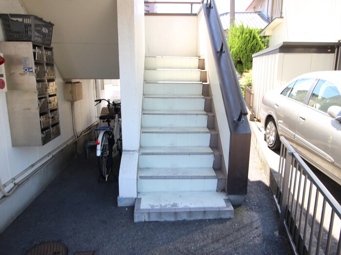 物件外観写真4　(エントランス部分)