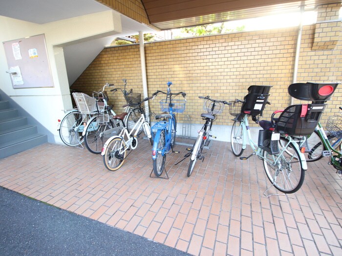 物件外観写真4　(駐輪場)