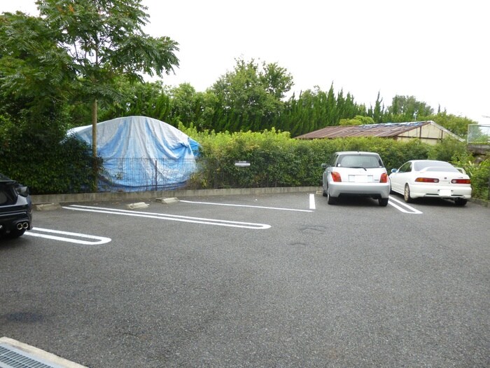 物件外観写真5　(駐車場)