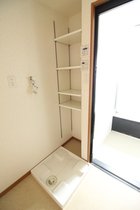 物件内観写真12　(洗濯機置場)