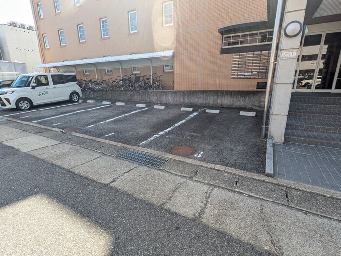 物件外観写真3　(駐車場)