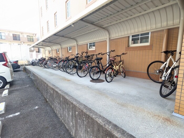 物件外観写真4　(駐輪場)