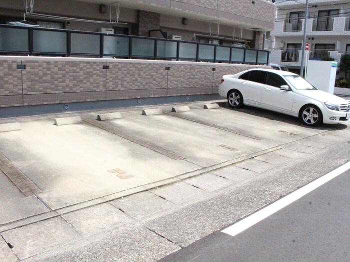 物件外観写真3　(駐車場)