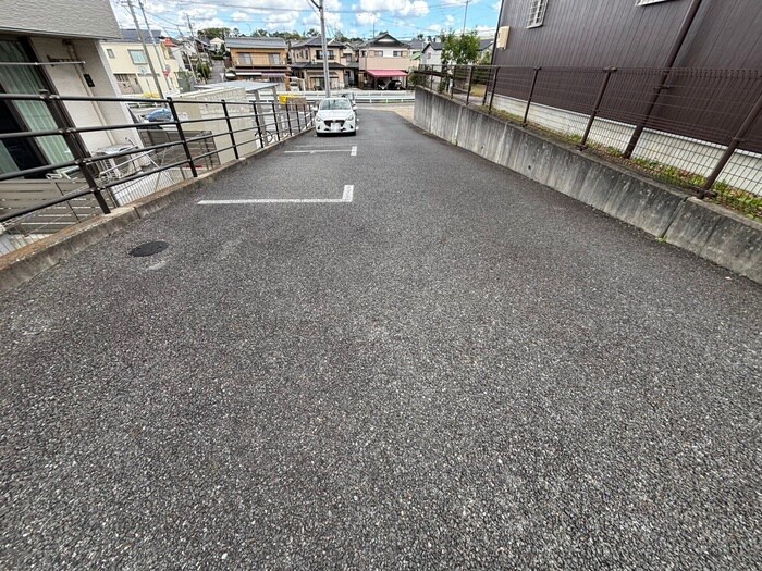 物件外観写真2　(駐車場)