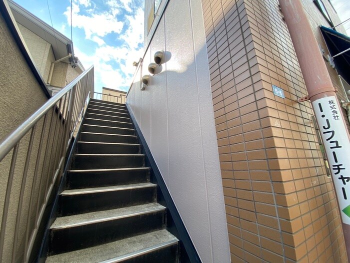 物件外観写真3　(エントランス部分)