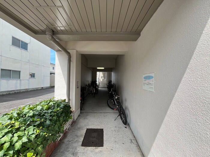 物件外観写真5　(エントランス部分)