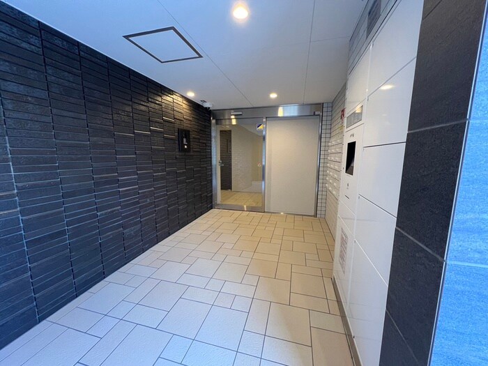 物件外観写真2　(エントランス部分)