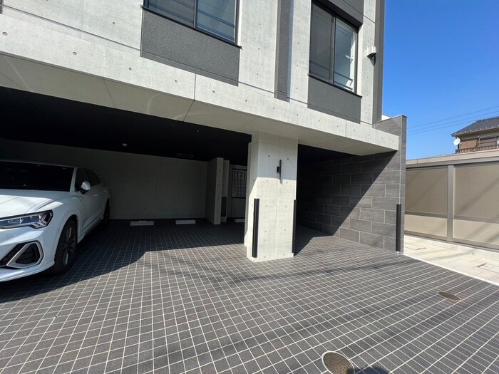 物件外観写真3　(駐車場)