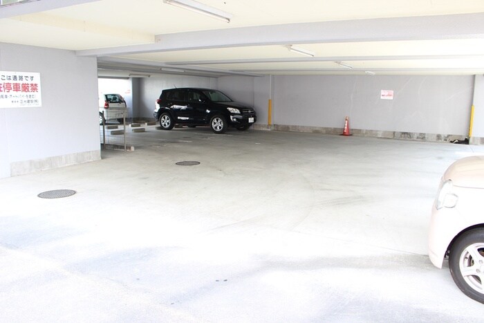 物件外観写真2　(駐車場)