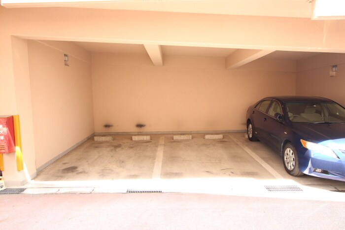 物件外観写真3　(駐車場)