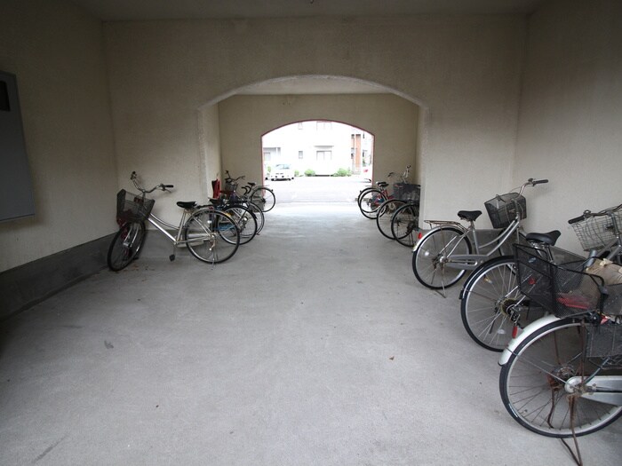 物件外観写真4　(駐輪場)