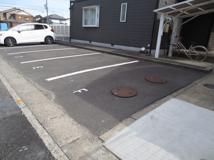 物件外観写真4　(駐車場)