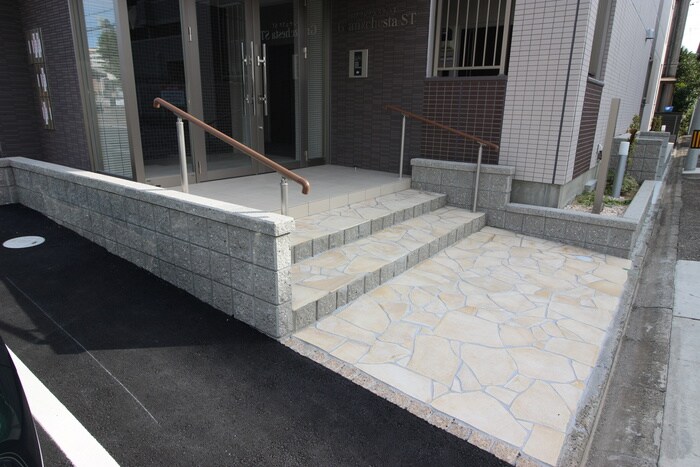 物件外観写真4　(エントランス部分)