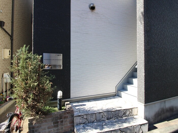 物件外観写真2　(エントランス部分)