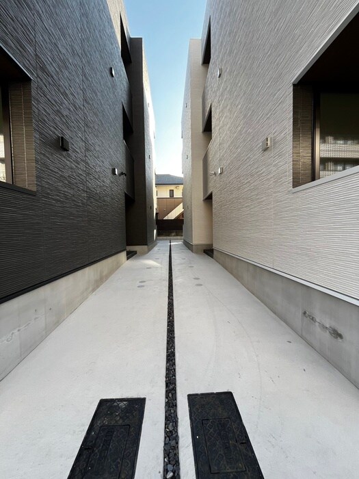 物件外観写真5　(エントランス部分)