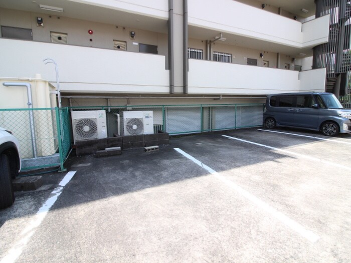 物件外観写真5　(駐車場)