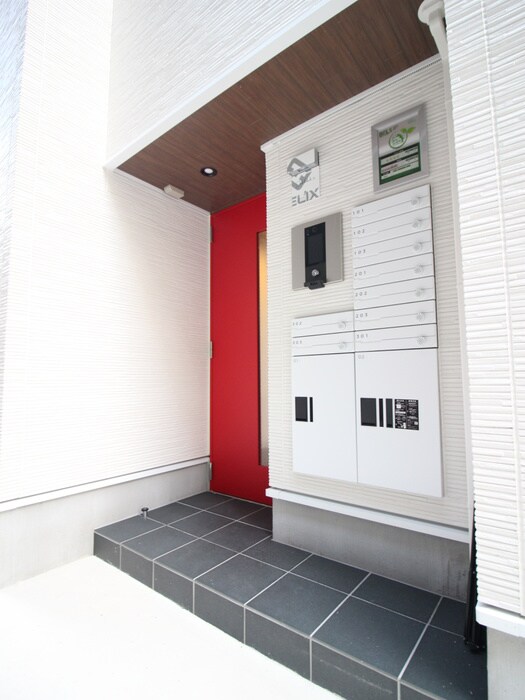 物件外観写真4　(エントランス部分)