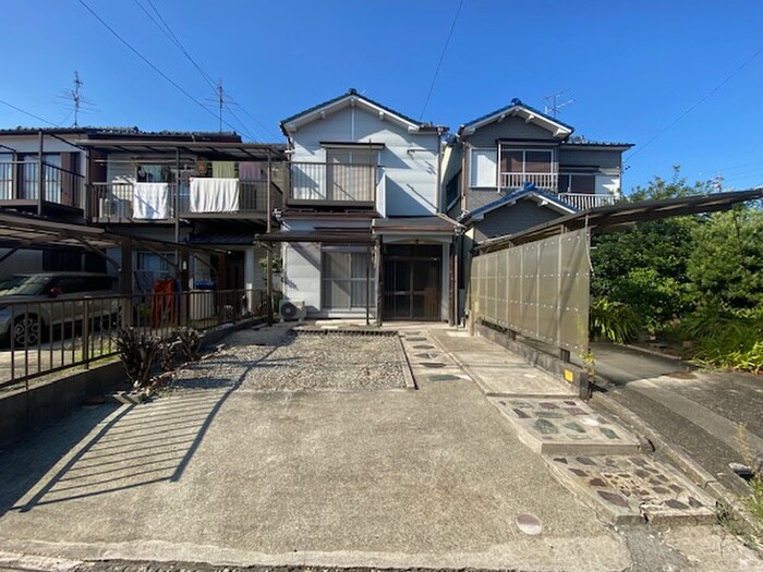 物件外観写真2　(駐車場)