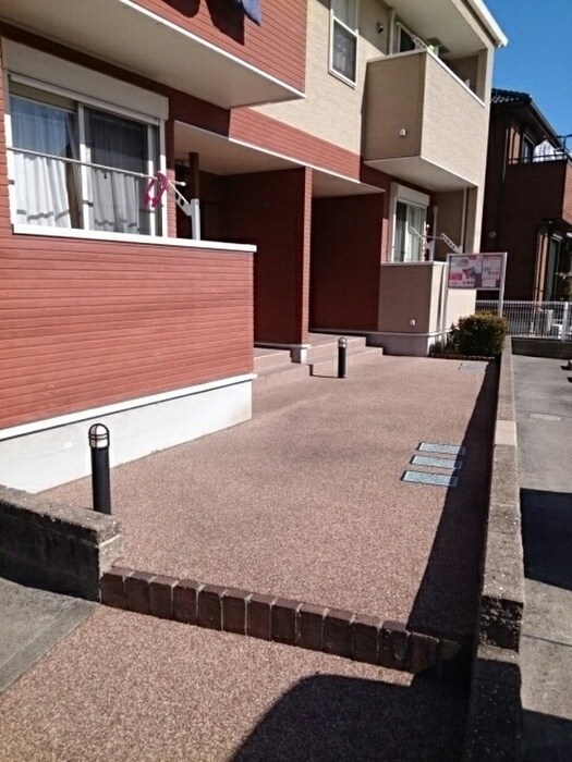 物件外観写真2　(エントランス部分)