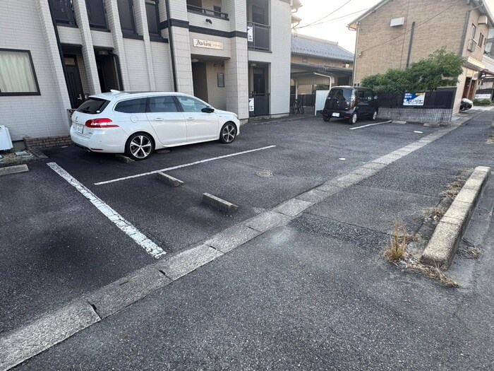 物件外観写真4　(駐車場)