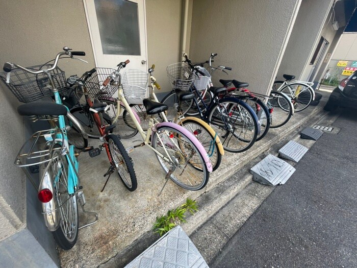 物件外観写真2　(駐輪場)