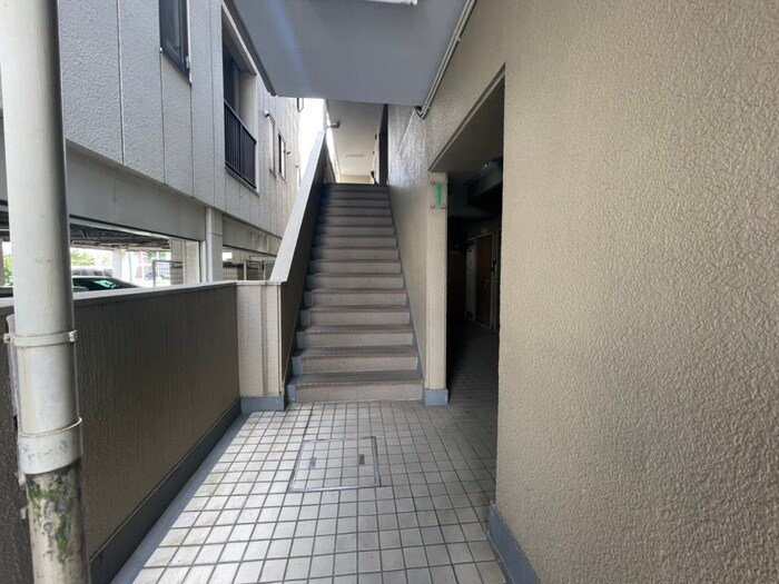 物件外観写真4　(エントランス部分)