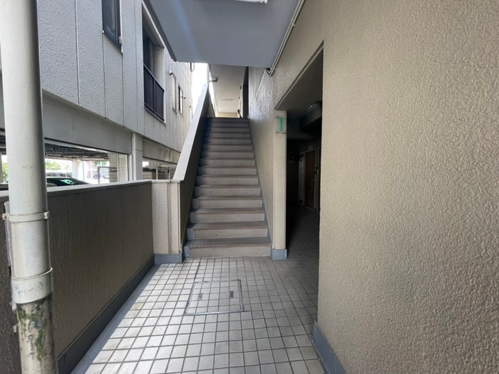 物件外観写真4　(エントランス部分)