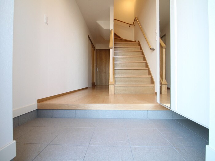 物件内観写真11　(玄関)