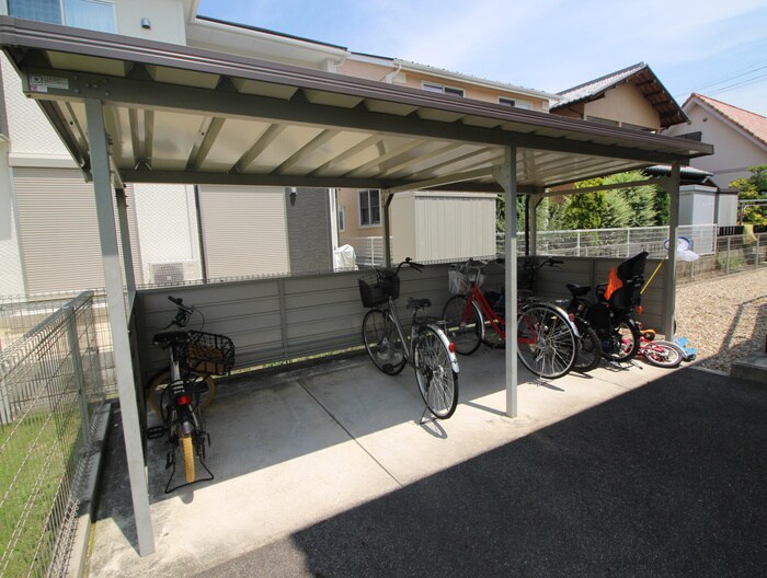 物件外観写真3　(駐輪場)